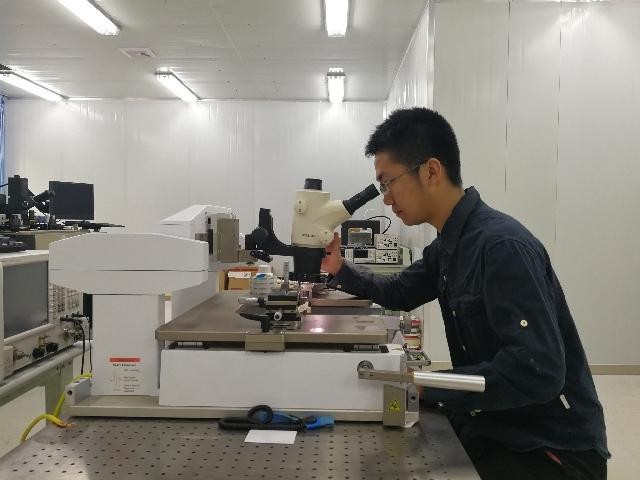 中國(guó)大學(xué)生發(fā)明“通用芯片” 有望讓5G通信“通全球” 中國(guó)大學(xué)生發(fā)明“通用芯片” 有望讓5G通信“通全球”