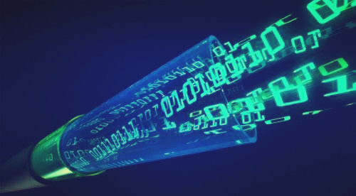 光纖傳輸?shù)暮喗?/></p><p><strong>二、光纖傳輸構(gòu)成</strong></p><p>點到點的光學(xué)傳輸系統(tǒng)由三個基本部分構(gòu)成：產(chǎn)生光信號的光發(fā)送機(jī)、攜帶光信號的光纜和接收光信號的光接收機(jī)。光纖是一種采用玻璃作為波導(dǎo)，以光的形式將信息從一端傳送到另一端的技術(shù)。今天的低損耗玻璃光纖相對于早期發(fā)展的傳輸介質(zhì)，幾乎不受帶寬限制并具有獨一無二的優(yōu)勢。</p><p style=